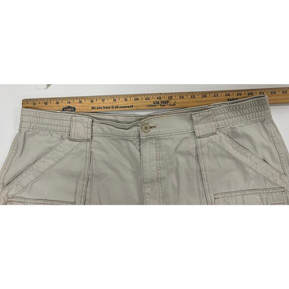 St. John's Bay Men's Cargo Shorts Size 44 Beige 6.5" Inseam 6 Pocket - Picture 8 of 9